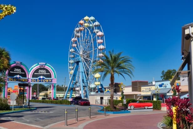 Ferris Wheel and Old Town entrance